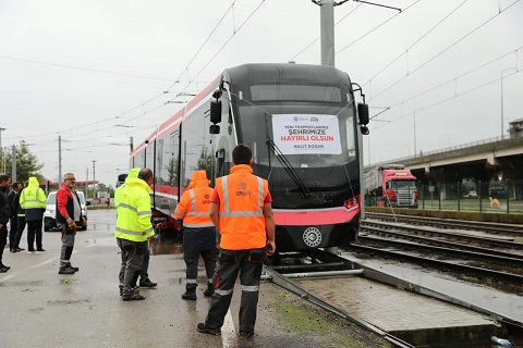 SAMSUN’UN TOPLU TAŞIMA FİLOSU GÜÇLENİYOR 12 YENİ TRAMVAYDAN ÜÇÜNCÜSÜ DE SAMSUN’A GELDİ